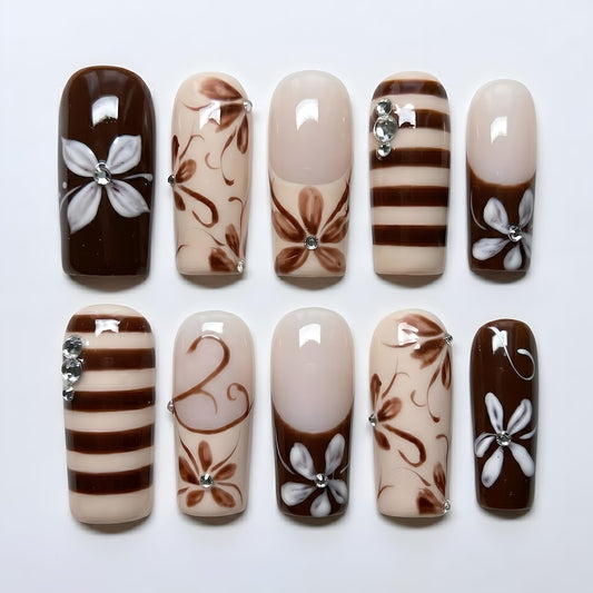 Faux ongles à presser marron expresso crème à fleurs, ensemble rayé de fleurs 3D avec strass